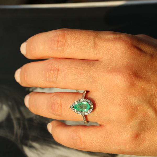 Zümrüt Taşlı Pırlanta Yüzük