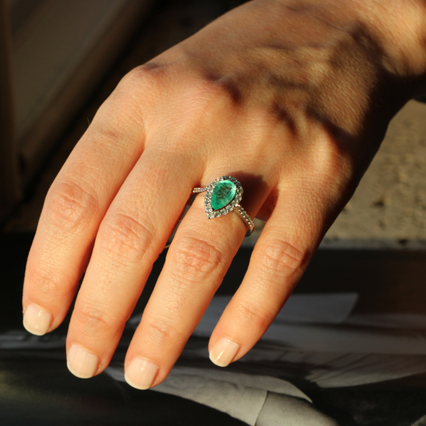 Zümrüt Taşlı Pırlanta Yüzük