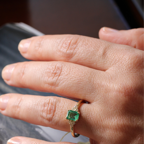 Zümrüt Kesim Pırlantalı Yüzük